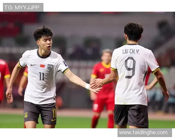 以朴实足球球星为核心展现拼搏精神和团队力量的感人故事