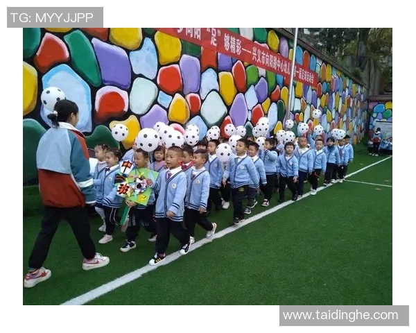 小孩遇见足球球星的激动瞬间：偶像见面会带来的快乐与惊喜