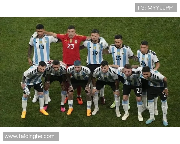 当足坛巨星携手同框闪耀绿茵演绎友谊与荣耀的完美瞬间 当足坛巨星携手同框闪耀绿茵演绎友谊与荣耀的完美瞬间